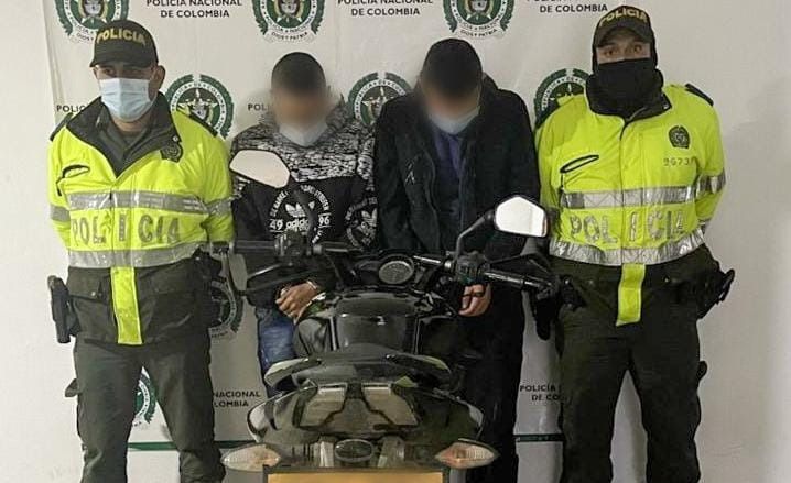 Detenidos por andar en una moto, con placas adulteradas