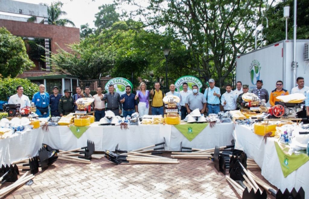 Cortolima entrega a 20 municipios del Tolima kits para atender emergencias de incendios.