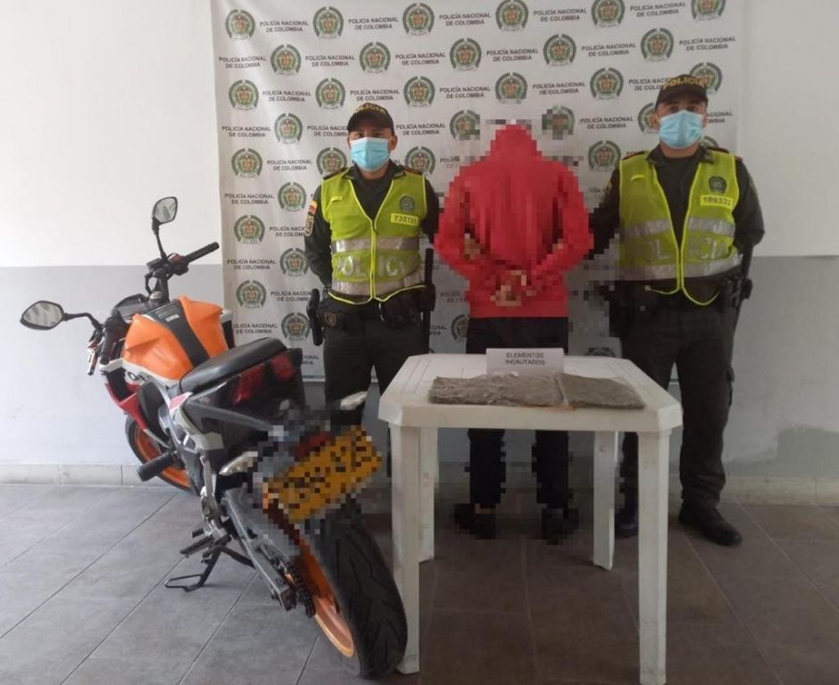 Capturan a sujeto con gran cantidad de marihuana camuflada en su motocicleta.