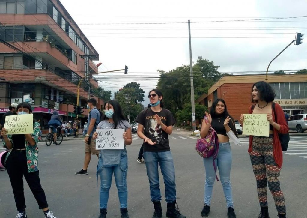 Estudiantes de la UT bloquean vía, para exigir presencialidad en clases