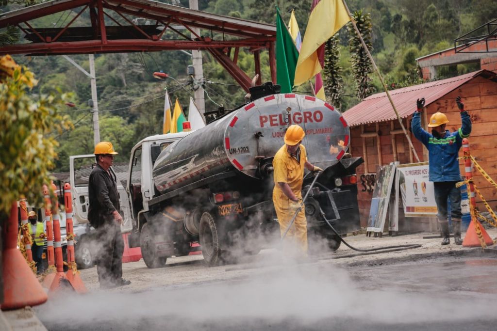 Así está quedando pavimentada la vía al Cañón del Combeima, en Ibagué