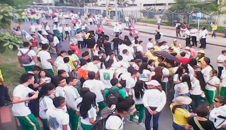 Aparece lunar negro en la 8 marcha carnaval del viernes