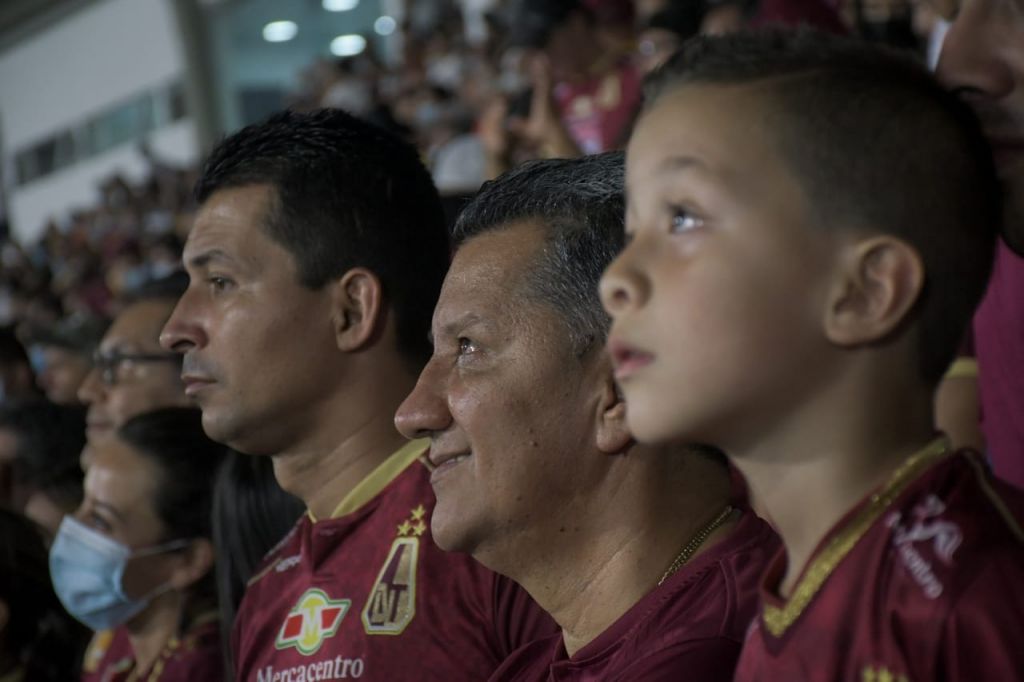 La Gobernación con los hinchas más pequeños del deportes Tolima